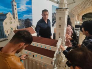Visitatori davanti a monumenti in miniatura